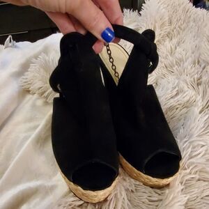 Gorgeous Santa Lolla platform suede heels